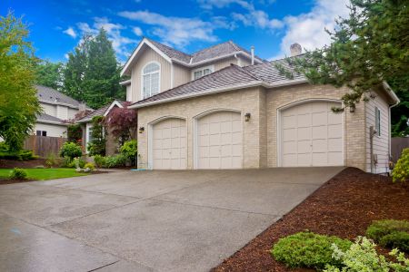 Three signs that your driveway needs a pressure washing service